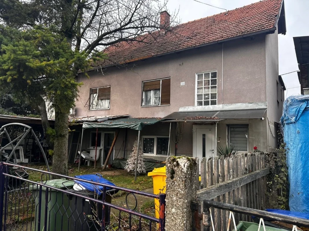 Dva etažirana stana s dvorištem i terasom – Dubrava