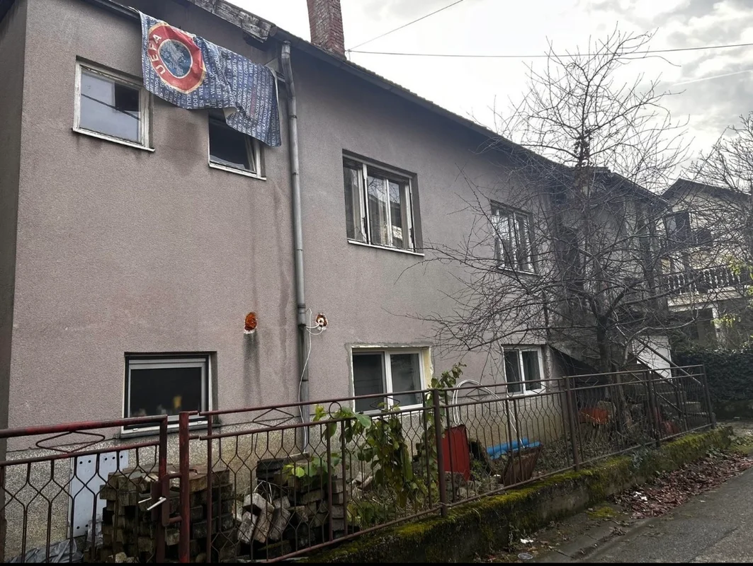 Dva etažirana stana s dvorištem i terasom – Dubrava