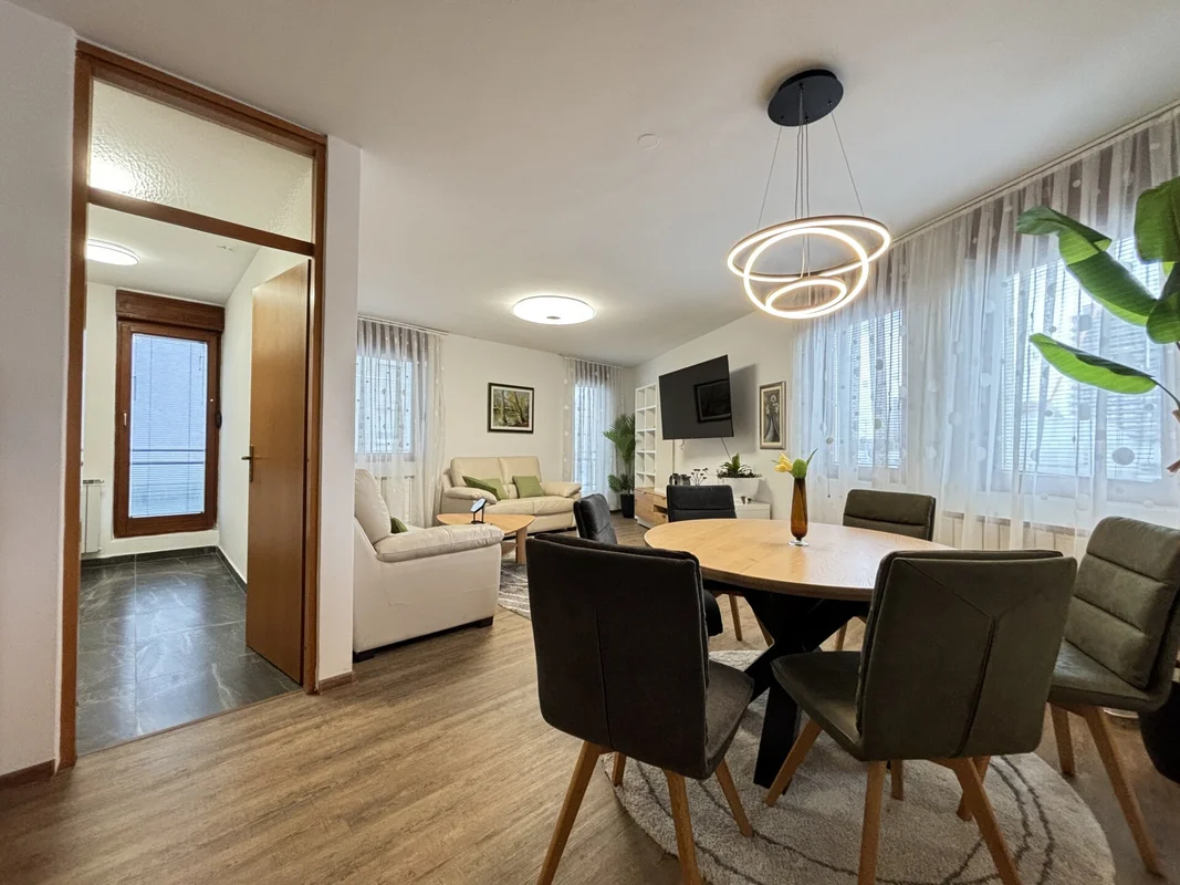 Luksuzno adaptiran 4S stan 100m2 + 2 garaže, Trešnjevka