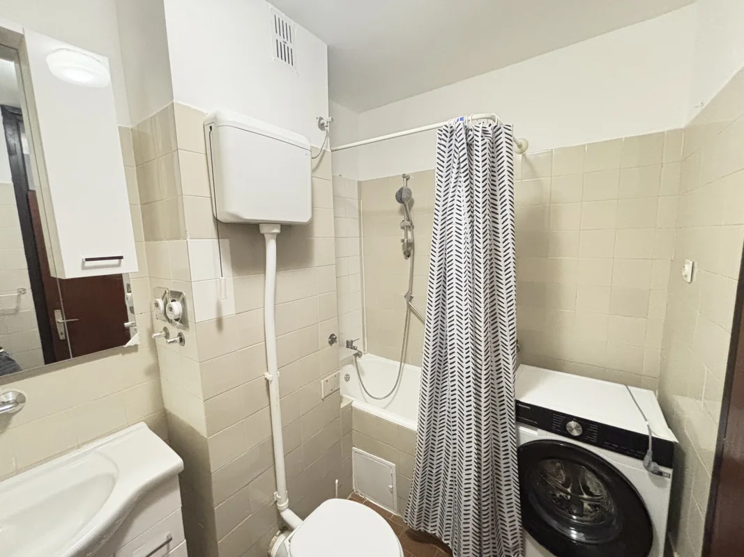 PRODAJE SE TROSOBAN STAN U CENTRU SESVETA