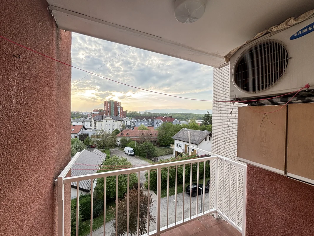 PRODAJE SE TROSOBAN STAN U CENTRU SESVETA