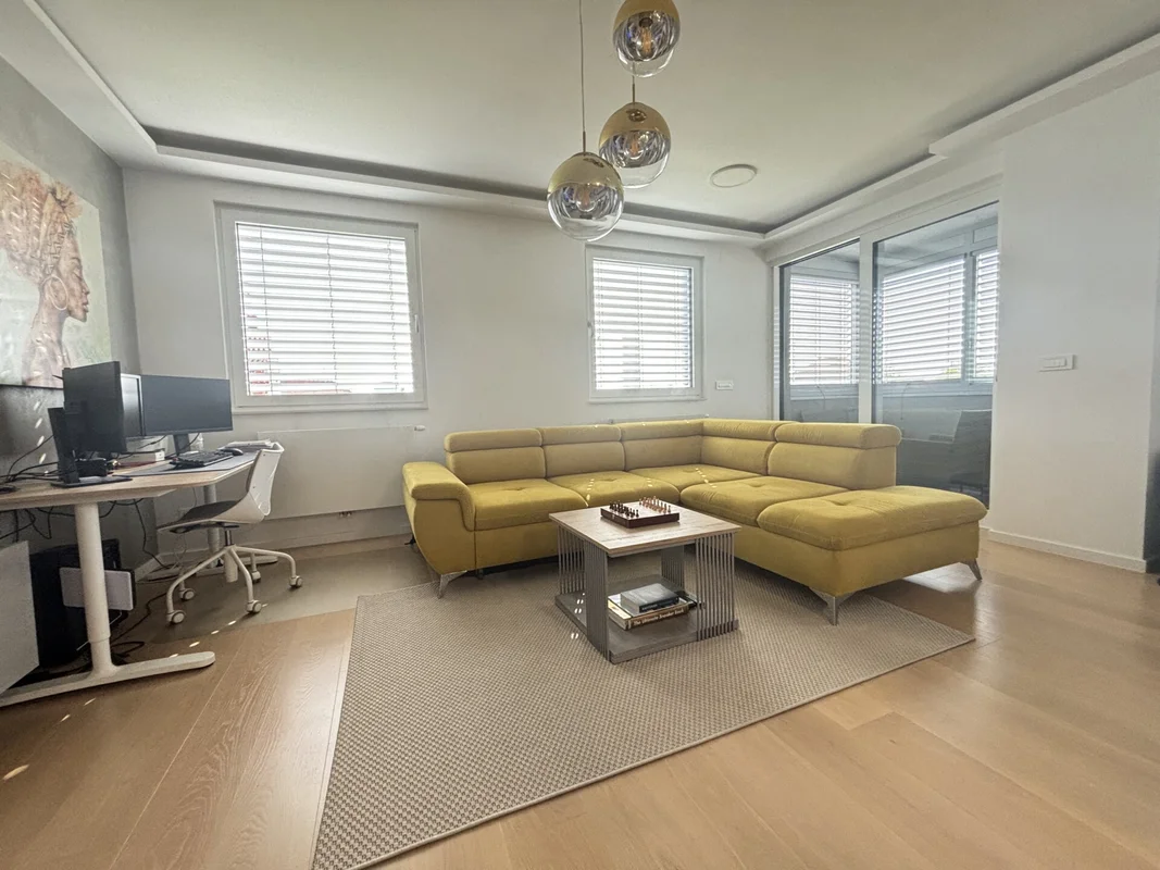 Ekskluzivan stan u Saras Centru – moderan dizajn, garaža, loggia! (61m2)