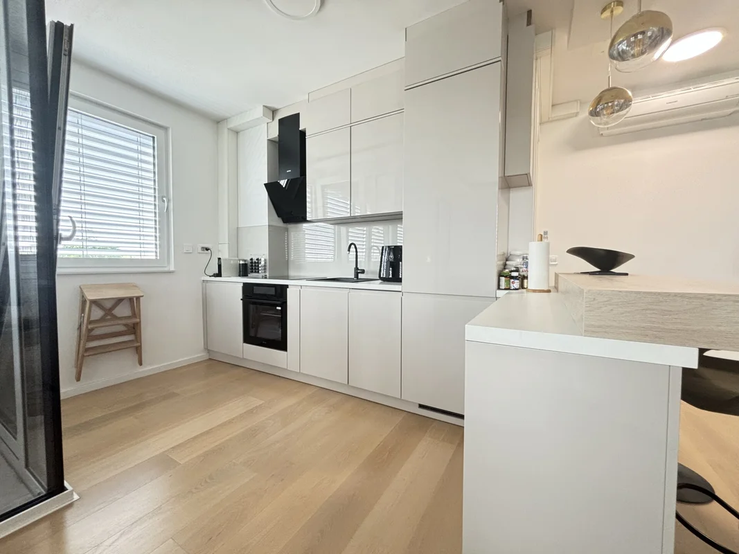 Ekskluzivan stan u Saras Centru – moderan dizajn, garaža, loggia! (61m2)