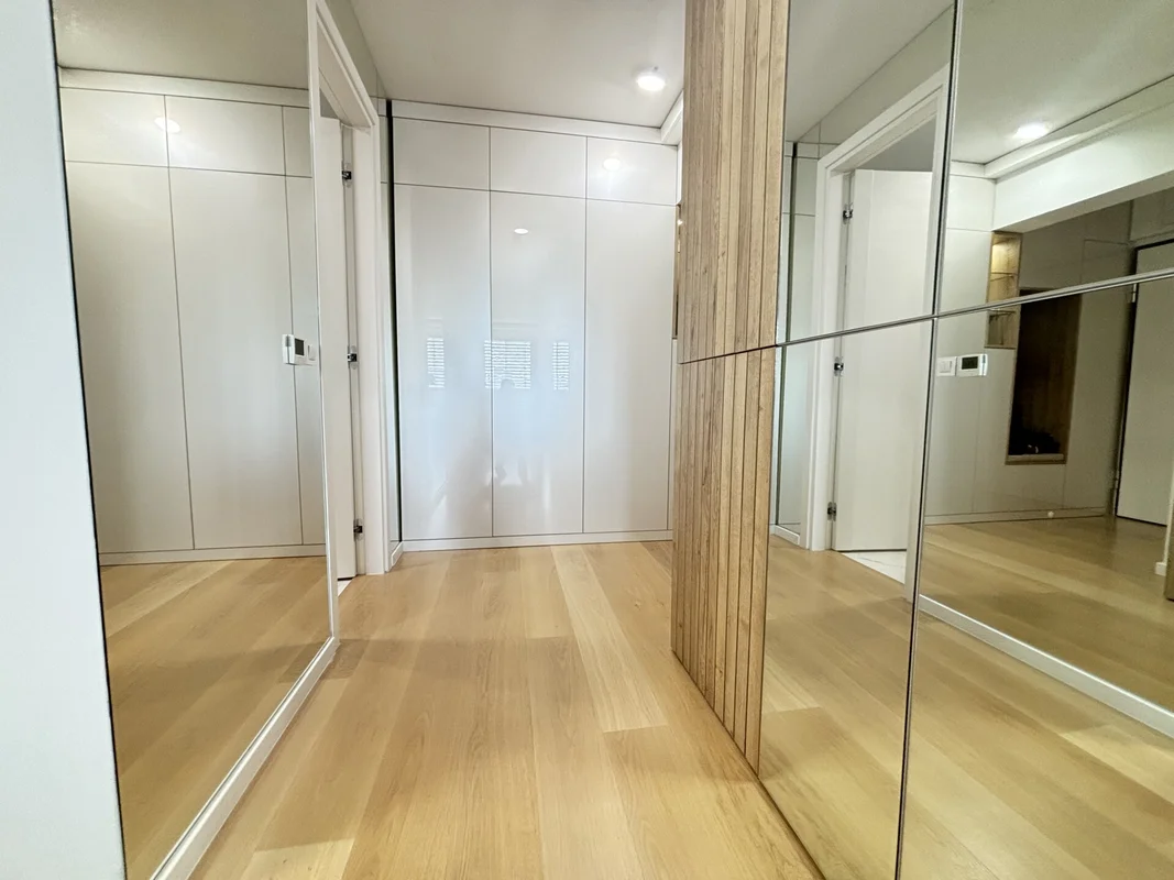 Ekskluzivan stan u Saras Centru – moderan dizajn, garaža, loggia! (61m2)