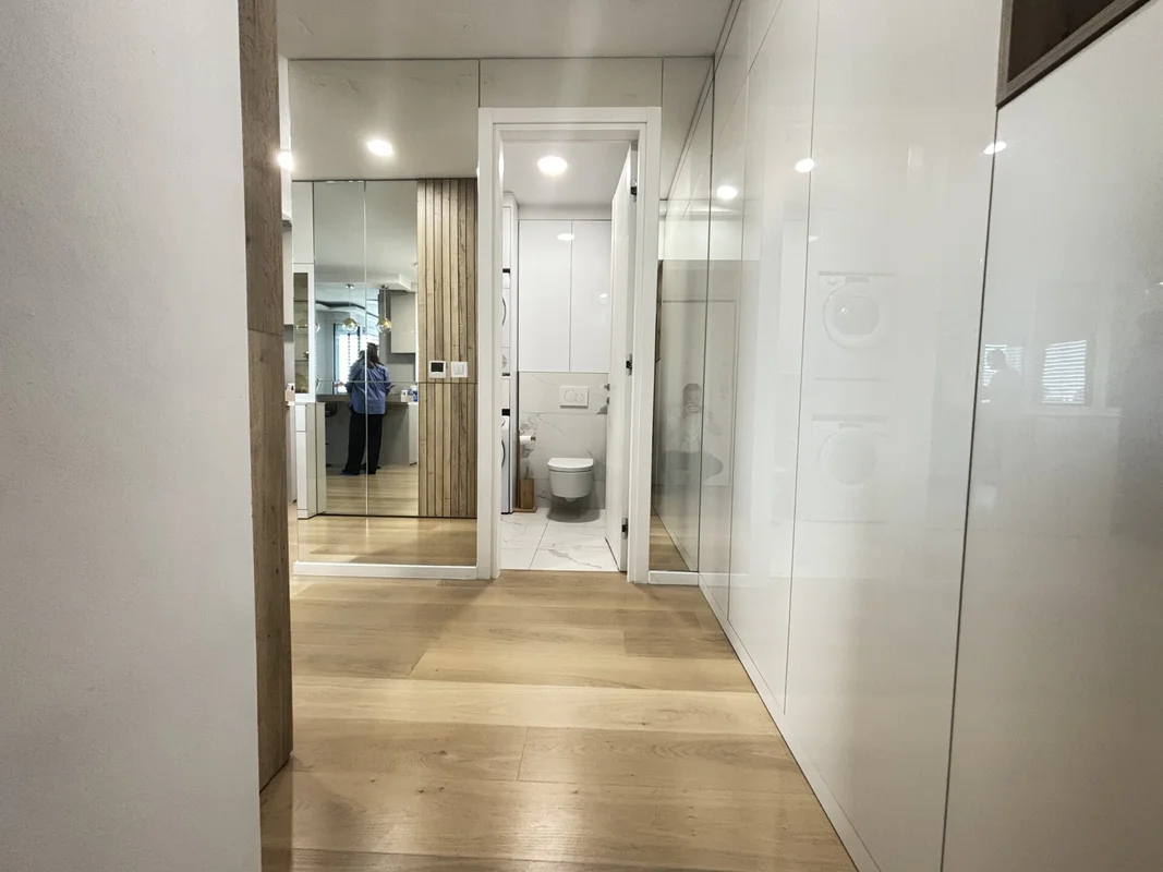 Ekskluzivan stan u Saras Centru – moderan dizajn, garaža, loggia! (61m2)