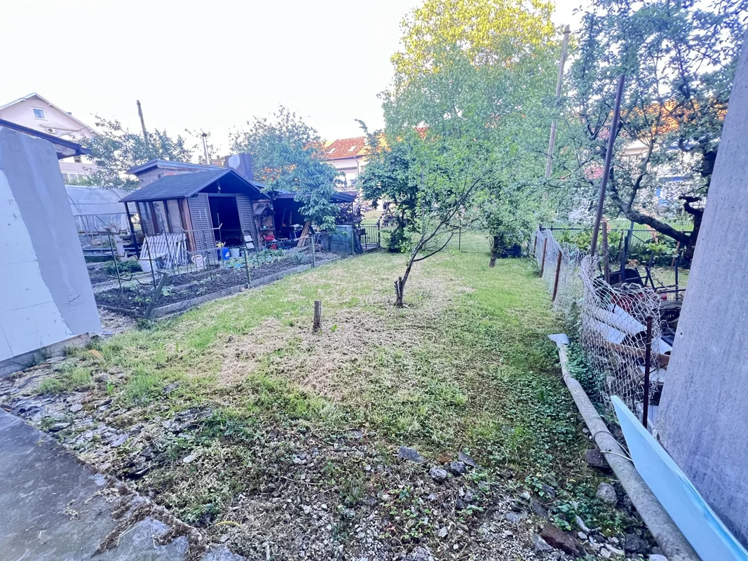 Kuća, dugo selo, 242m2 na 3 kata sa vrtom i garažom!!
