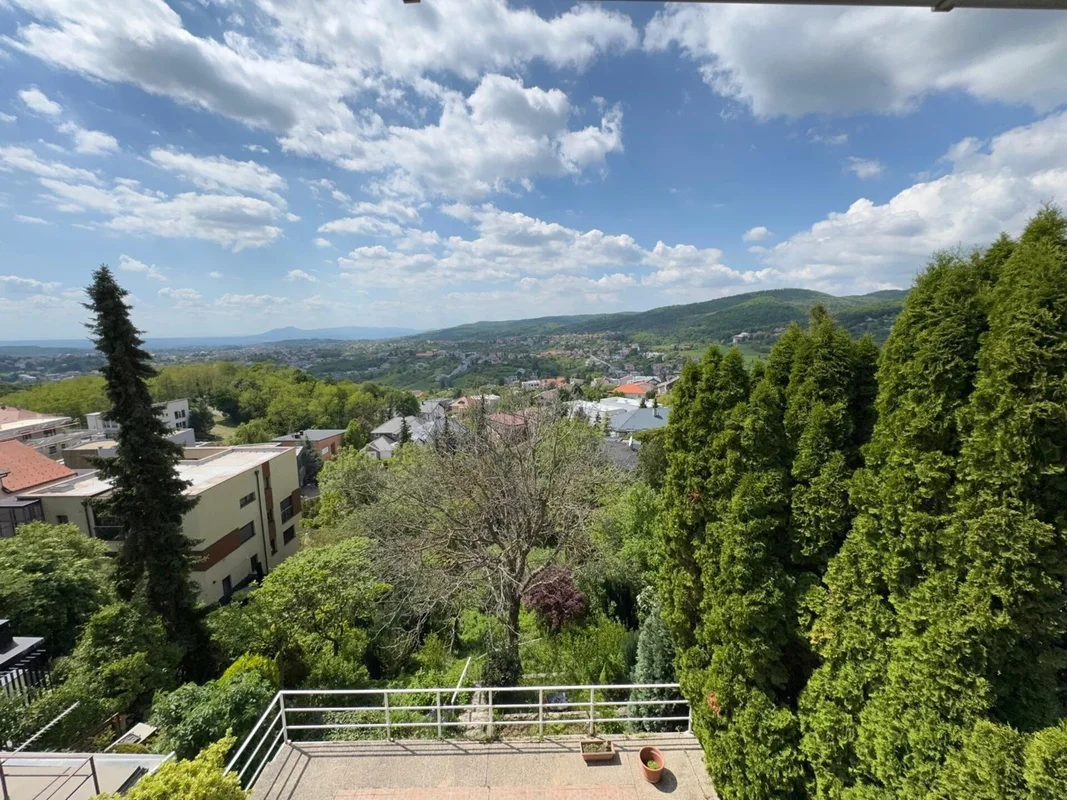 Obiteljska kuća 250 m² s dva stana, pogledom i terasom – Šestine