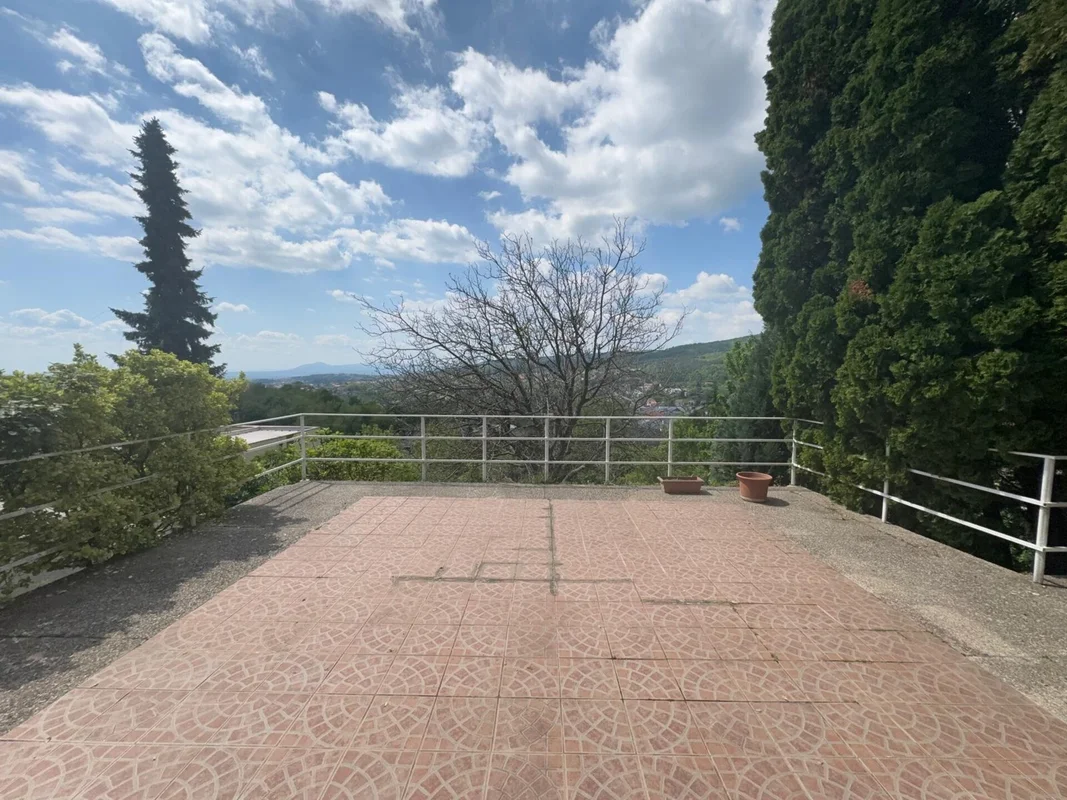 Obiteljska kuća 250 m² s dva stana, pogledom i terasom – Šestine