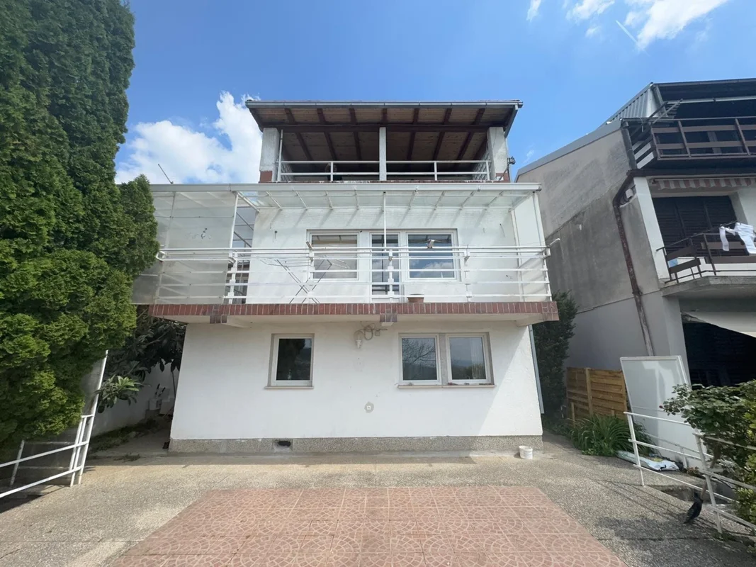 Obiteljska kuća 250 m² s dva stana, pogledom i terasom – Šestine