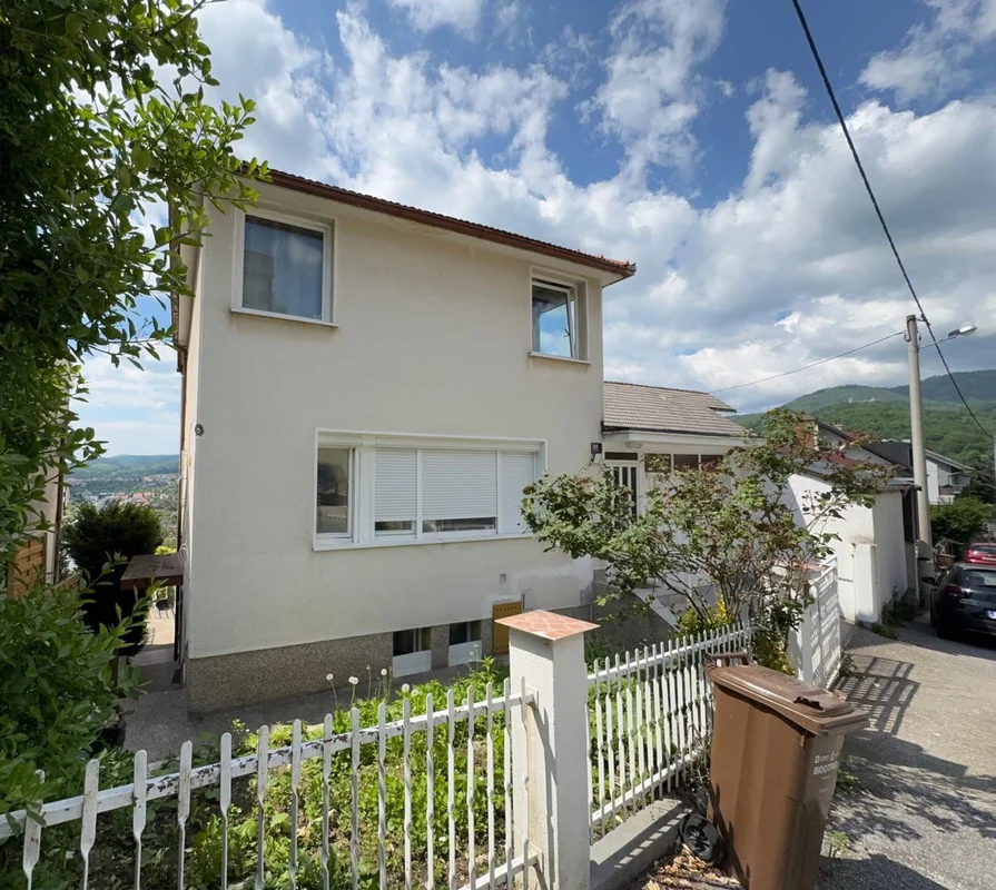 Obiteljska kuća 250 m² s dva stana, pogledom i terasom – Šestine