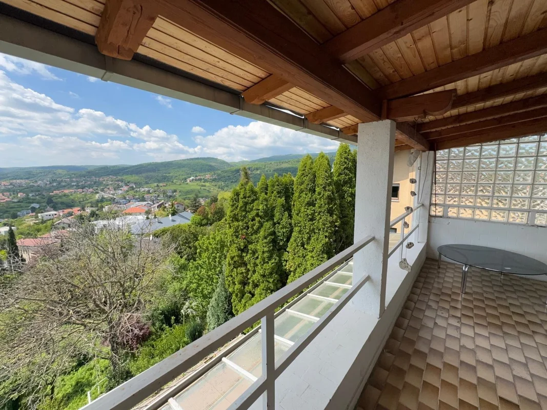 Obiteljska kuća 250 m² s dva stana, pogledom i terasom – Šestine