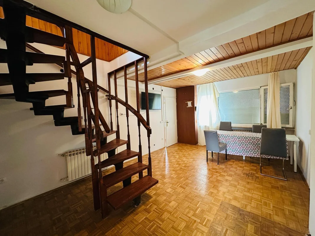 Obiteljska kuća 250 m² s dva stana, pogledom i terasom – Šestine