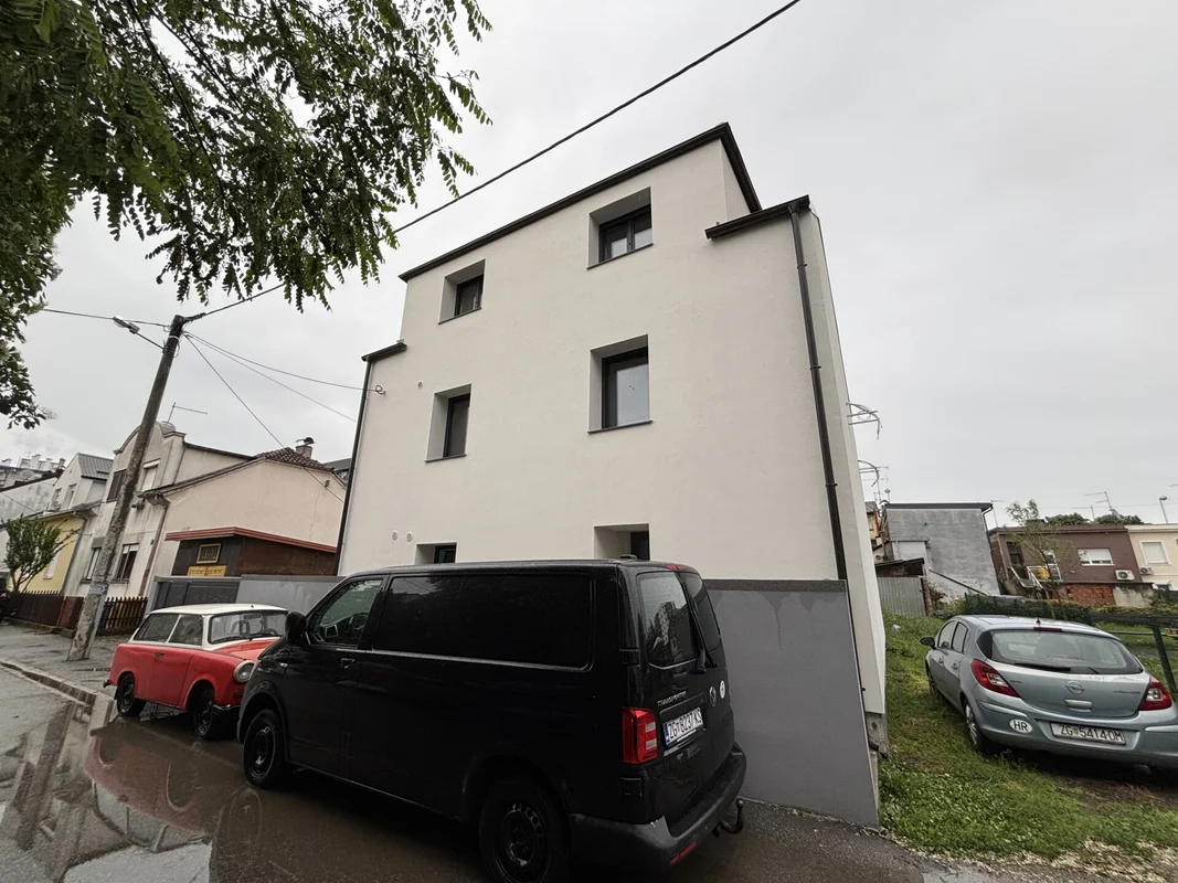 Novouređena garsonijera 35m2 + parking, Trešnjevka
