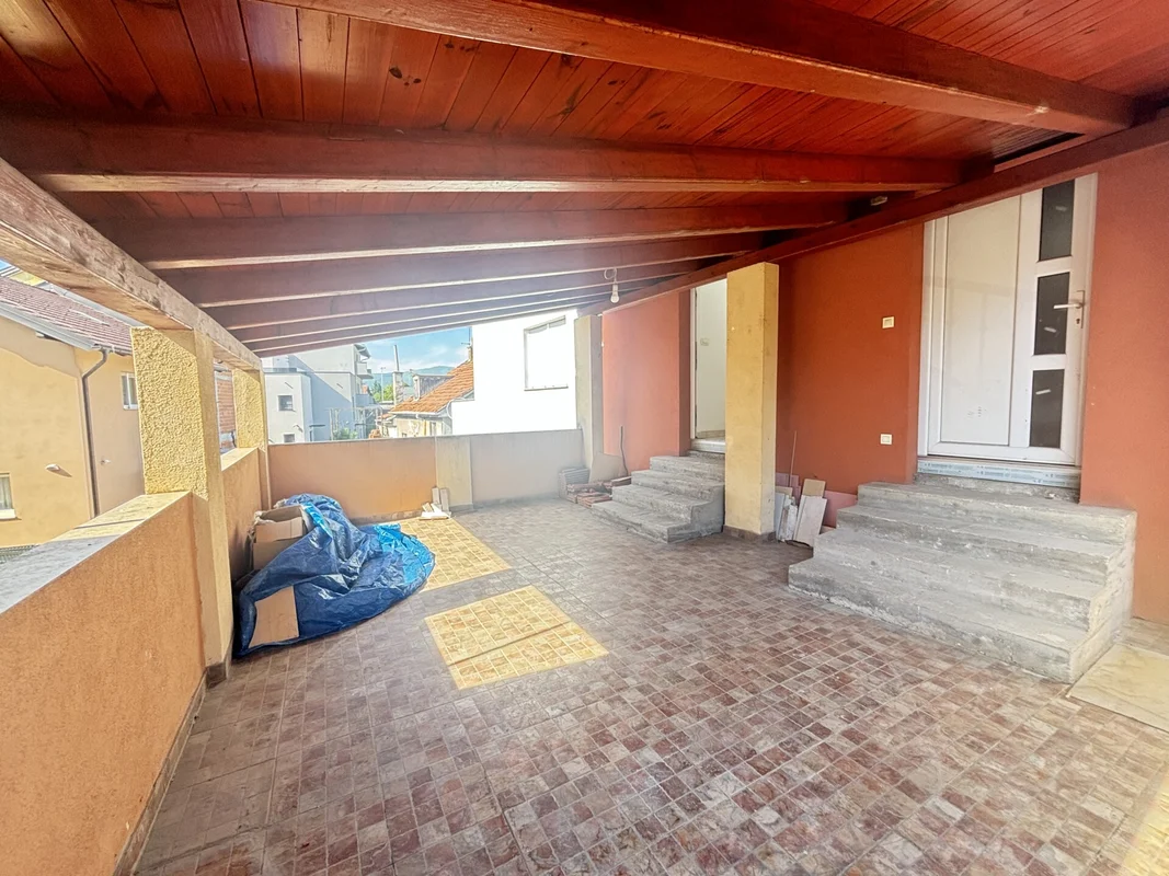 Kuća s 3 stana i parkingom – Gajevo naselje, 179 m²