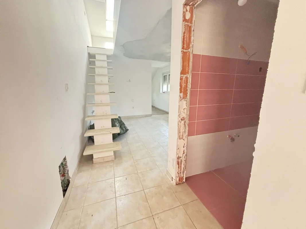 Kuća s 3 stana i parkingom – Gajevo naselje, 179 m²