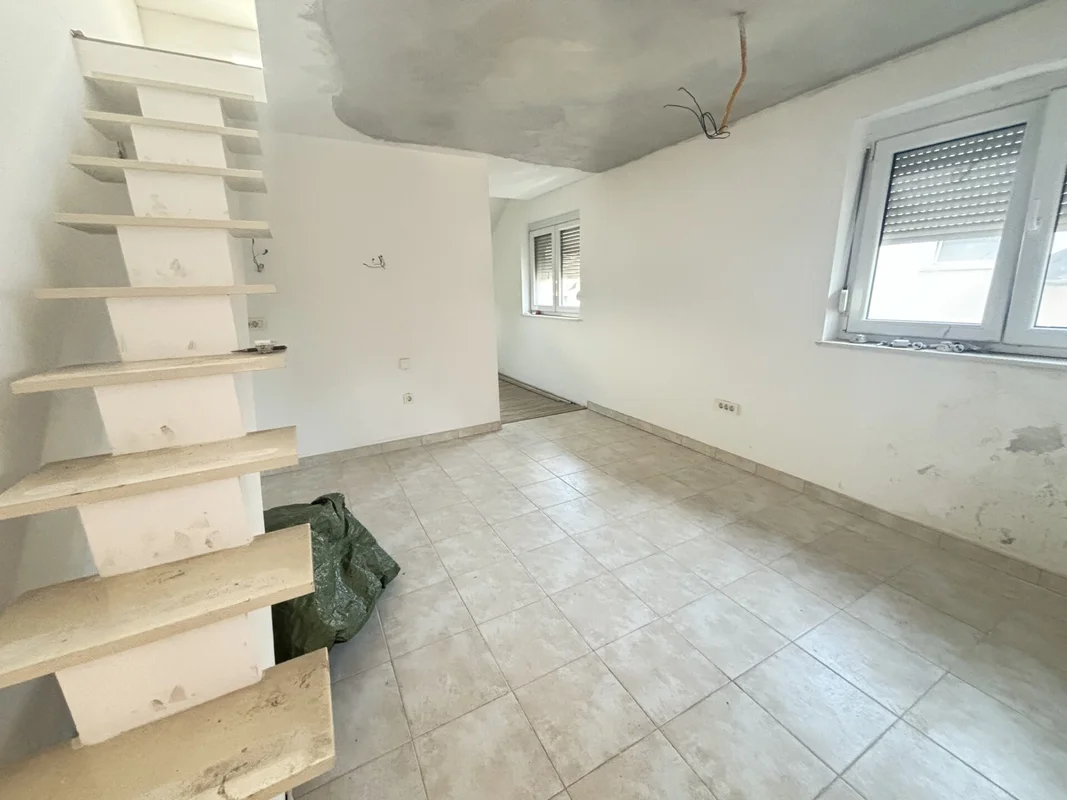 Kuća s 3 stana i parkingom – Gajevo naselje, 179 m²