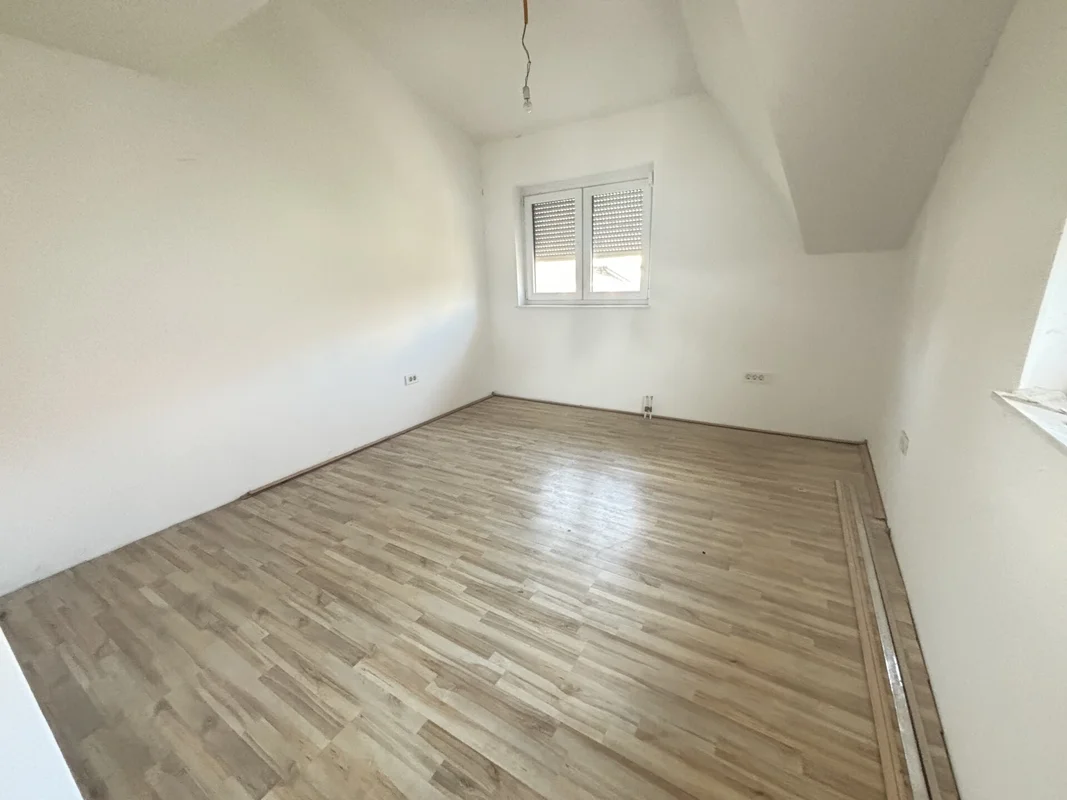 Kuća s 3 stana i parkingom – Gajevo naselje, 179 m²