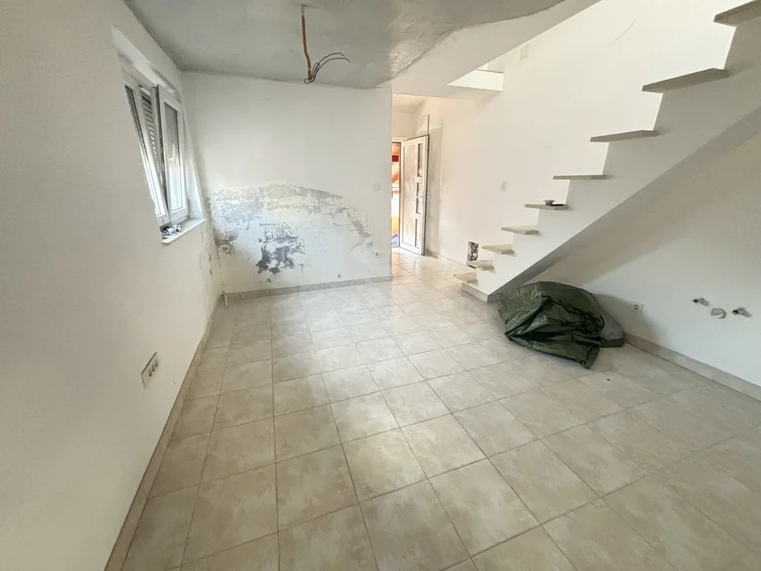 Kuća s 3 stana i parkingom – Gajevo naselje, 179 m²