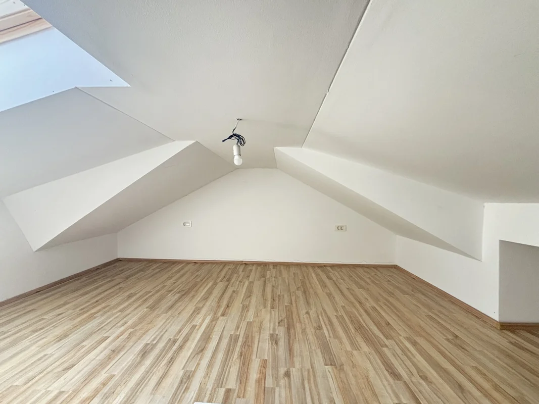 Kuća s 3 stana i parkingom – Gajevo naselje, 179 m²