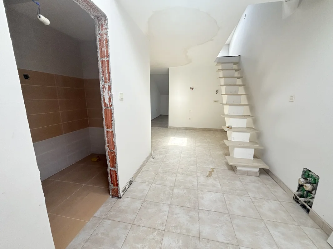 Kuća s 3 stana i parkingom – Gajevo naselje, 179 m²