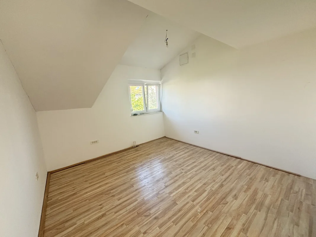 Kuća s 3 stana i parkingom – Gajevo naselje, 179 m²