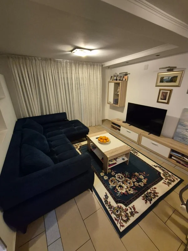 Kuća s 3 stana i parkingom – Gajevo naselje, 179 m²