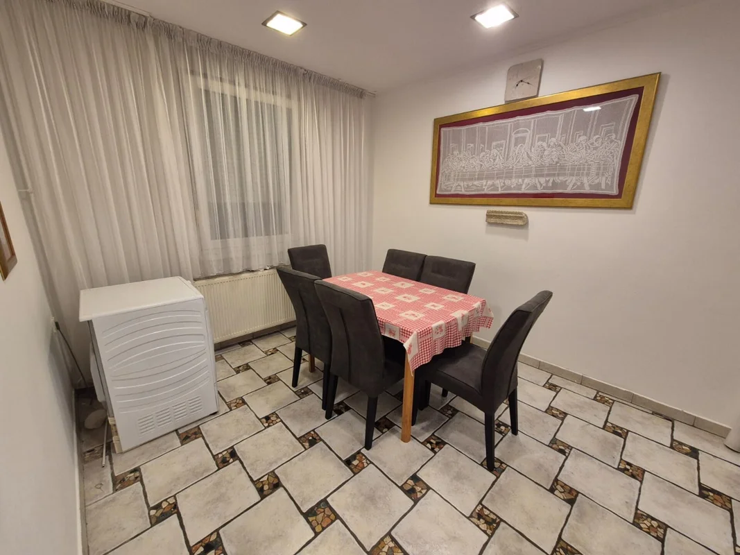 Kuća s 3 stana i parkingom – Gajevo naselje, 179 m²
