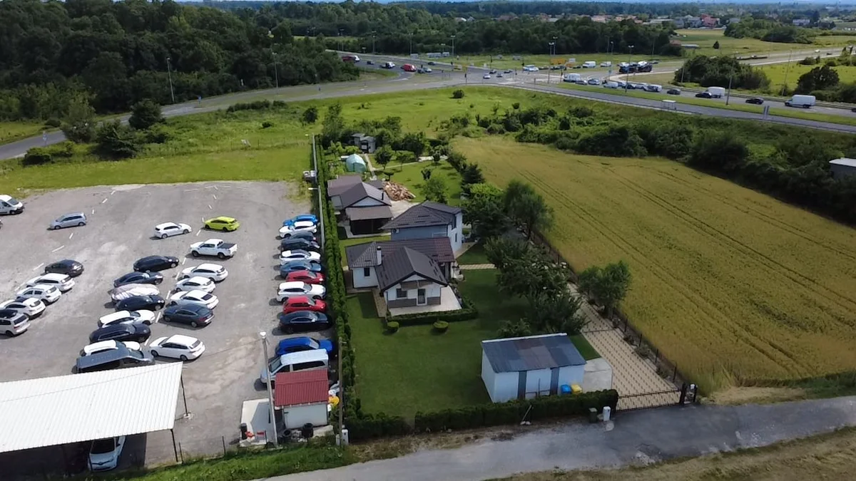Samostojeća kuća 130 m² – Šćitarjevo, velika okućnica i 3 garaže