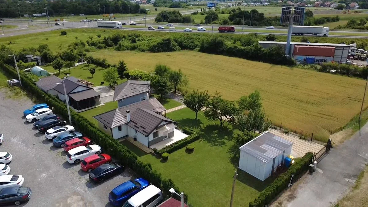 Samostojeća kuća 130 m² – Šćitarjevo, velika okućnica i 3 garaže