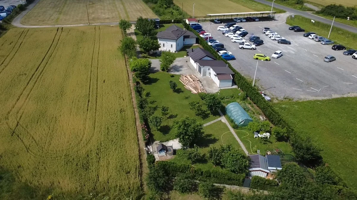 Samostojeća kuća 130 m² – Šćitarjevo, velika okućnica i 3 garaže