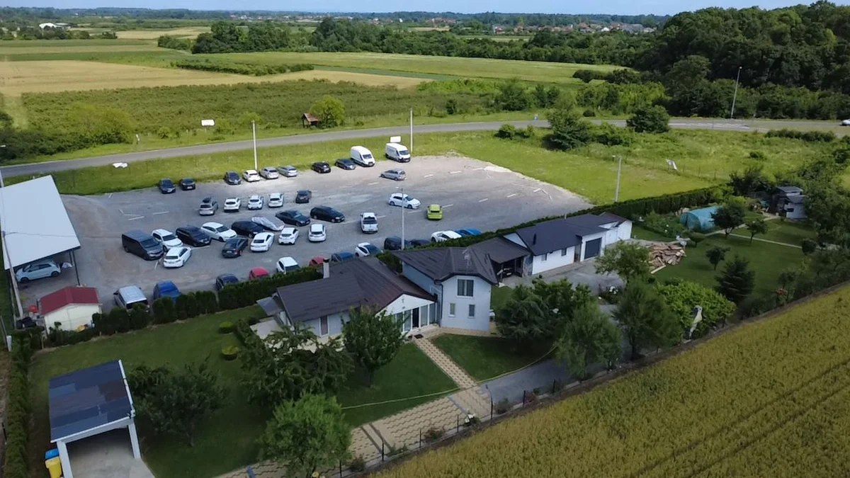 Samostojeća kuća 130 m² – Šćitarjevo, velika okućnica i 3 garaže