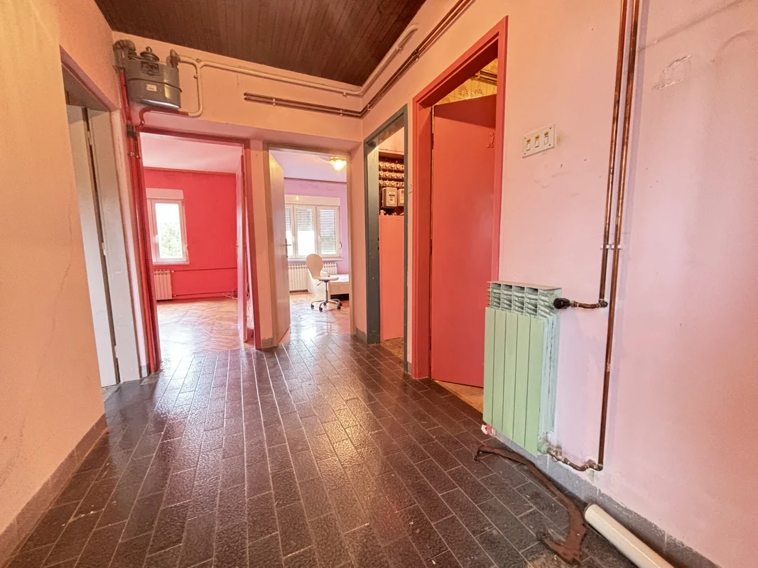 Remete – Kuća s 3 etažirana stana, garažom i velikim vrtom