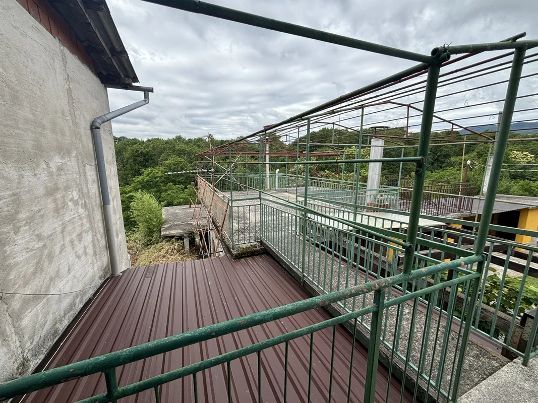 Remete – Kuća s 3 etažirana stana, garažom i velikim vrtom