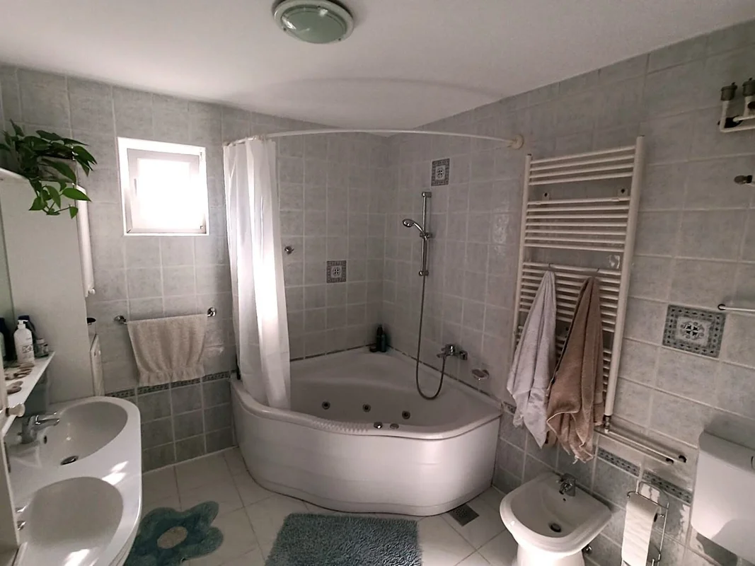 Zagreb, Lučko, kuća mogucnost prenamjene u 3 stana!! 228m2!