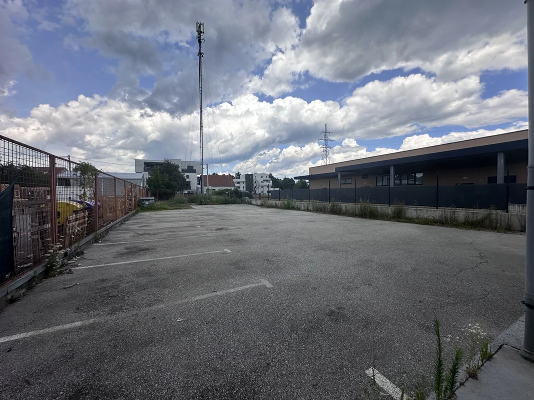 Zagreb, Dubrava, poslovni prostor 200m2+400m2 parkinga!!
