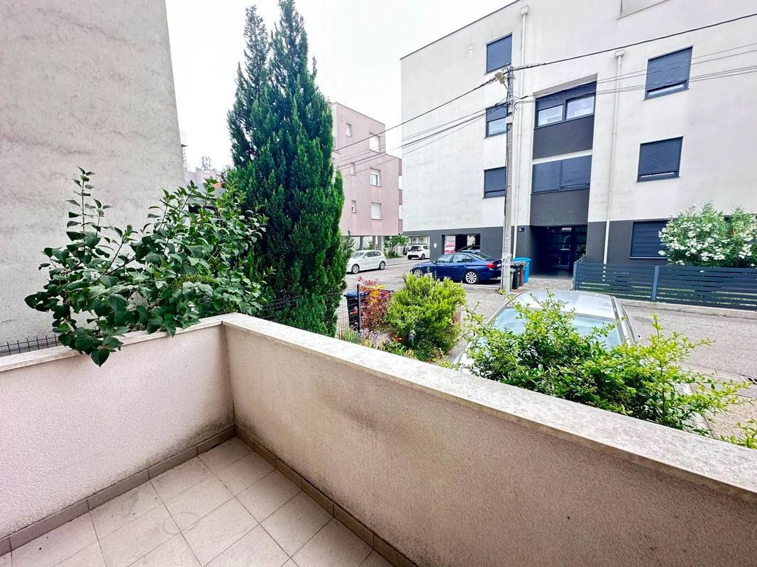 JARUN | 1S+DB | PRIVATNI VRT 64 m² | PARKING | ODLIČNA LOKACIJA