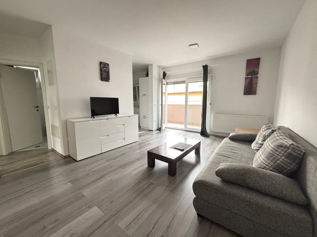 Trosoban stan 57,22 m², 1. kat, Kraljevački Novaki, namješten