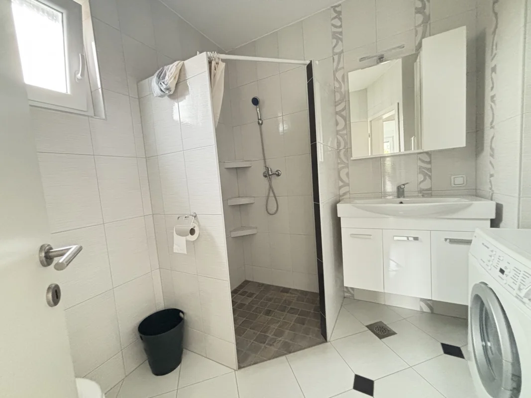 Trosoban stan 57,22 m², 1. kat, Kraljevački Novaki, namješten