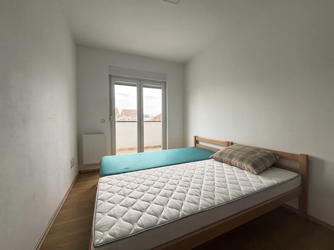 Trosoban stan 57,22 m², 1. kat, Kraljevački Novaki, namješten