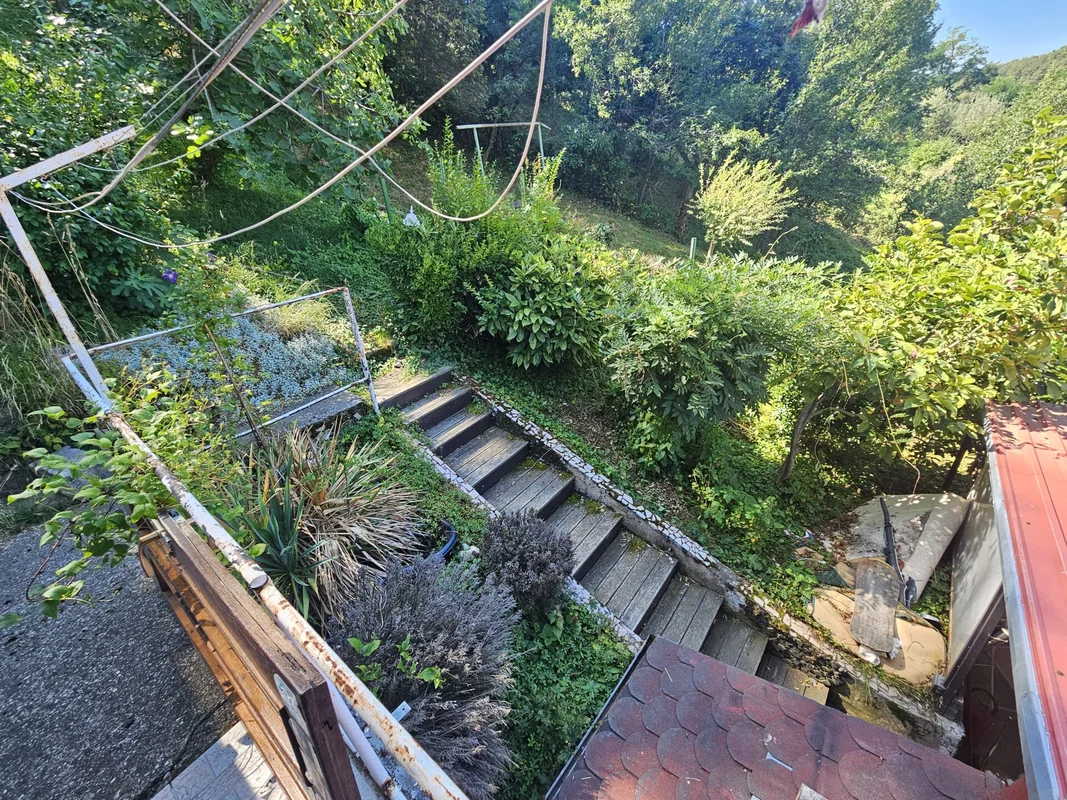 TROSOBAN STAN S VRTOM U KUSTOŠIJI – ODLIČNA PRILIKA ZA ADAPTACIJU