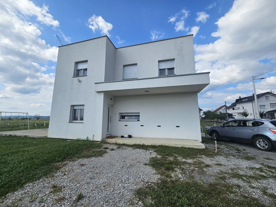 Moderna obiteljska kuća s okućnicom od 1.400 m² – Jablanovec