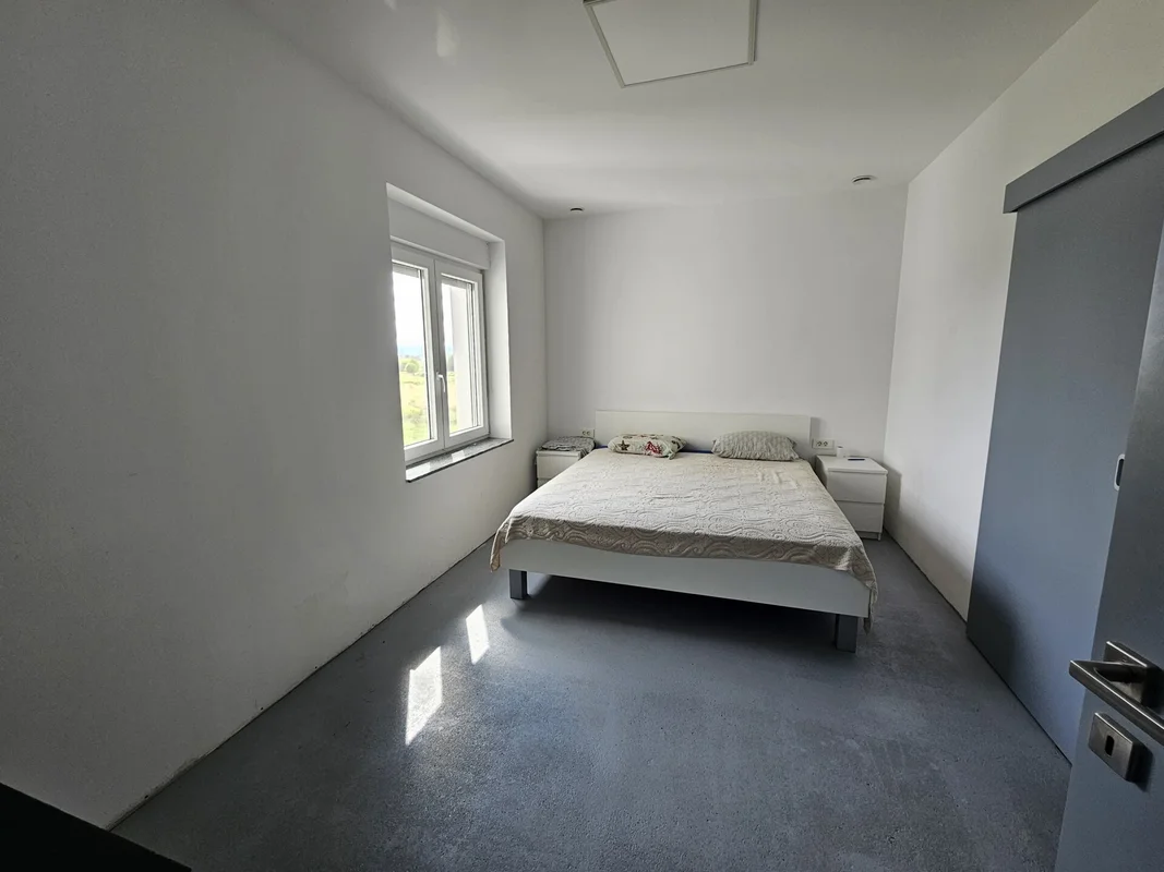 Moderna obiteljska kuća s okućnicom od 1.400 m² – Jablanovec
