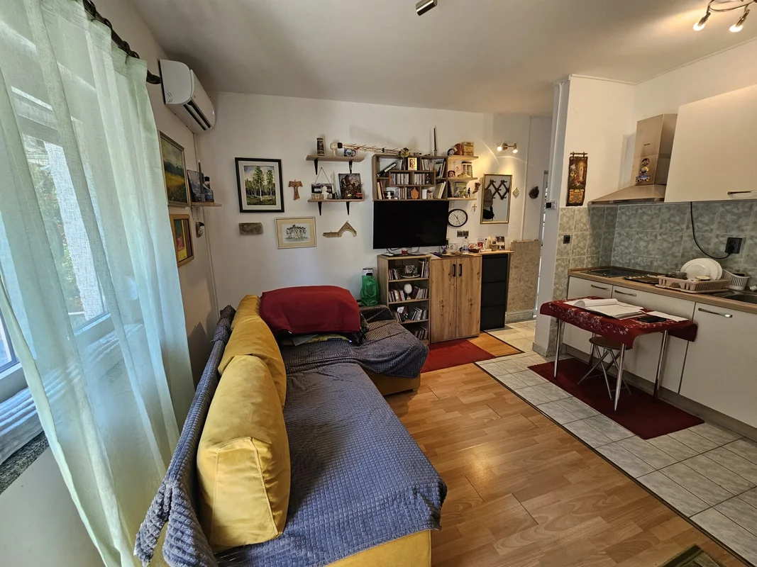Uređen stan 33,4 m² na Črnomercu, lođa i balkon