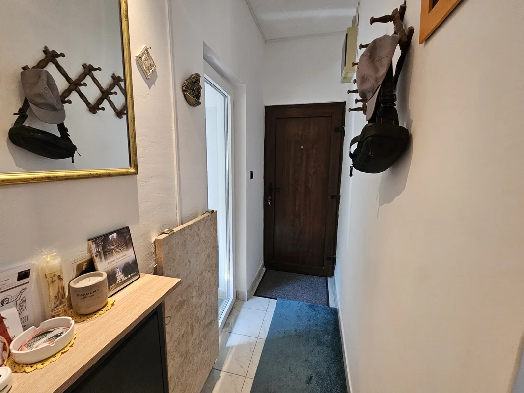 Uređen stan 33,4 m² na Črnomercu, lođa i balkon