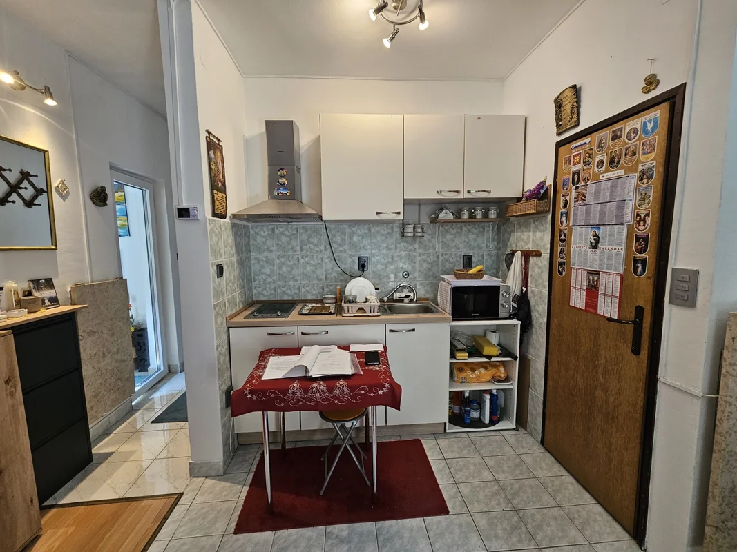 Uređen stan 33,4 m² na Črnomercu, lođa i balkon