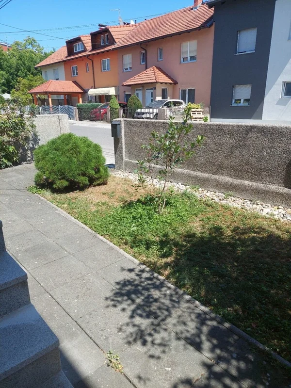 BORONGAJ – KUĆA S DVA ODVOJENA STANA, 180 m²
