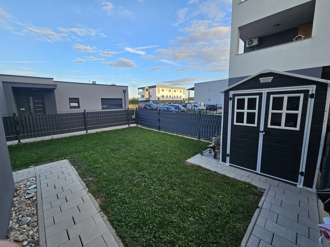 Veliko Polje – novogradnja, veliki vrt i natkriveni parking