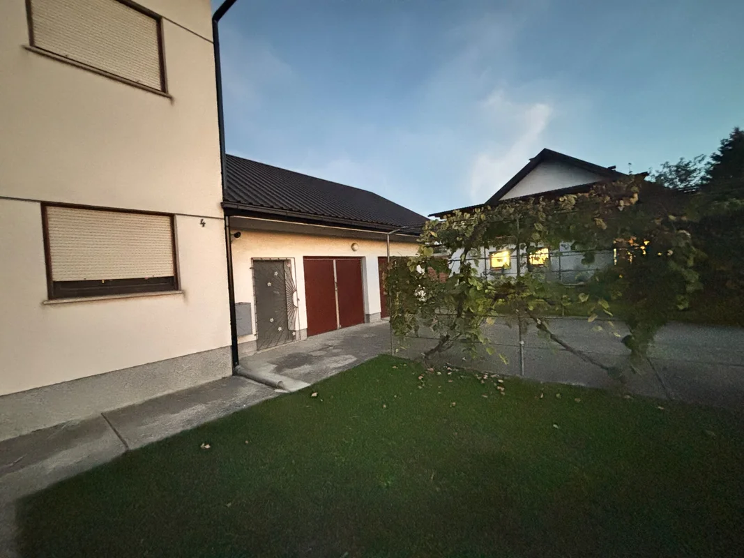 PROSTRANA OBITELJSKA KUĆA S DVIJE GARAŽE I VELIKOM OKUĆNICOM – RUGVICA