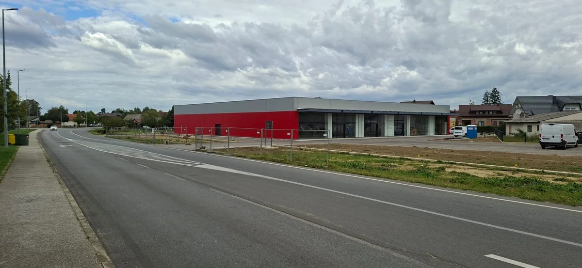 Ivanić grad, Poslovni prostor u retail parku, 560m2!! Veliki parking!