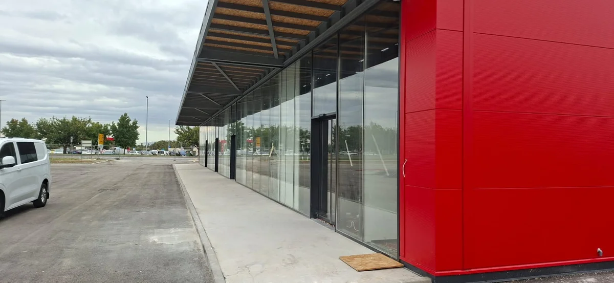 Ivanić grad, Poslovni prostor u retail parku, 560m2!! Veliki parking!